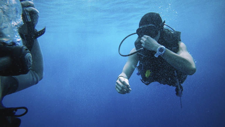 Submarinismo, barba y vaselina